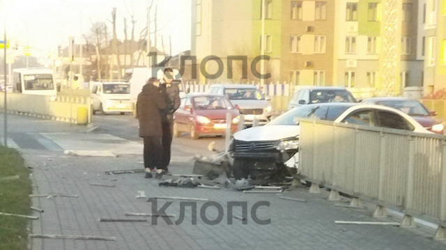 На Гагарина легковушка влетела в ограждение и осталась без бампера 