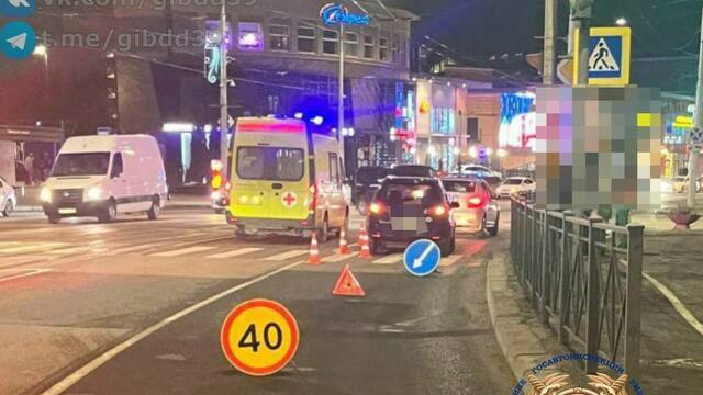 В центре Калининграда пенсионерка на легковушке сбила четырёх пешеходов, трое пострадавших госпитализированы