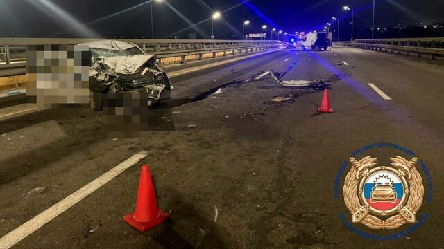 В Калининграде на Южном обходе водитель LADA врезалась в Volkswagen, который стоял на ремонте на обочине