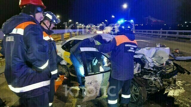 У двоих переломы ног, в салоне запах алкоголя: подробности ДТП на Южном обходе, где LADA врезалась в Volkswagen (фото)