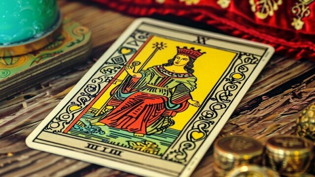 Тельцы с головой окунутся в творчество, а Девы — в работу: таро-расклад на понедельник, 22 декабря