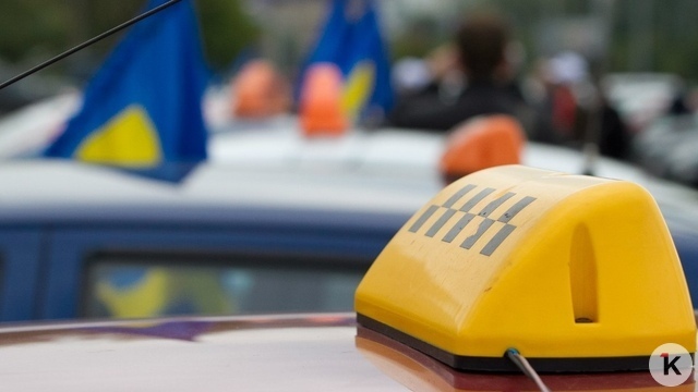 Стало известно, насколько вырастут цены на такси в Калининграде в новогодние дни  