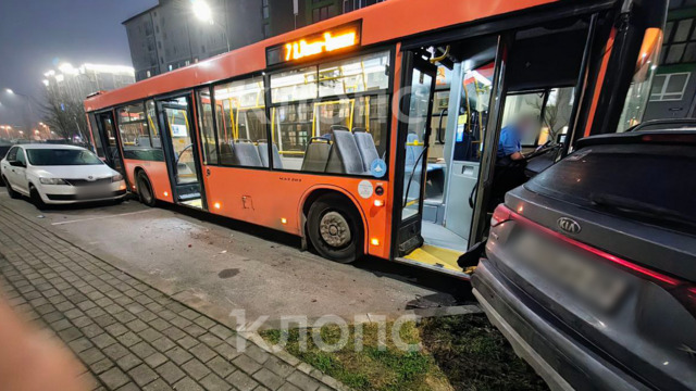 В Калининграде водитель автобуса с пассажирами потерял сознание за рулём и снёс припаркованную Kia (фото)  
