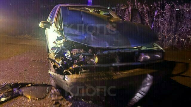 Под Калининградом водителя одной из столкнувшихся легковушек выбросило на дорогу под колёса машины (фото)  