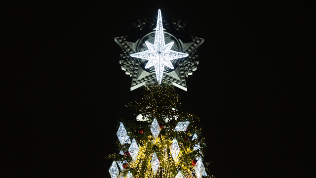 У шатра возле калининградской ёлки уже не горит несколько секторов 