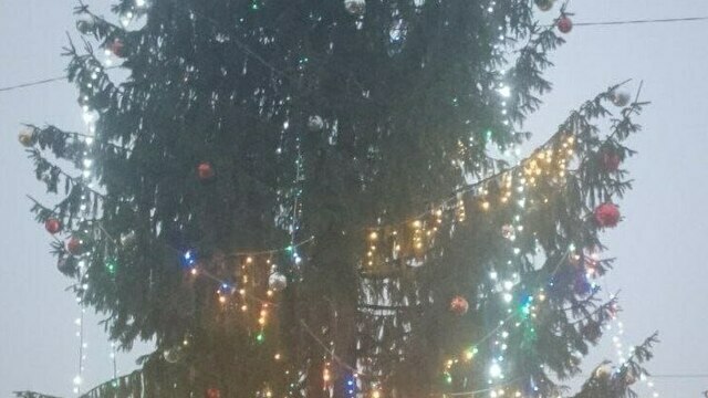 Жители Нестерова грустят по поводу новогоднего украшения города