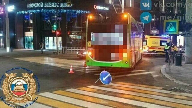 Стало известно о состоянии женщины, сбитой троллейбусом на Театральной 