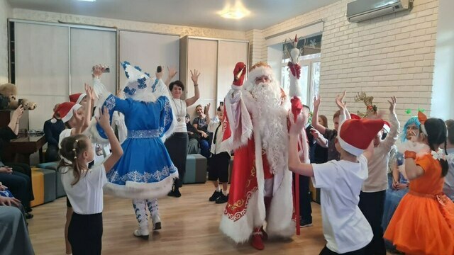 Больше 300 подарков: «Грибная банда добра» начала марафон поздравлений подопечных ребят (видео)  