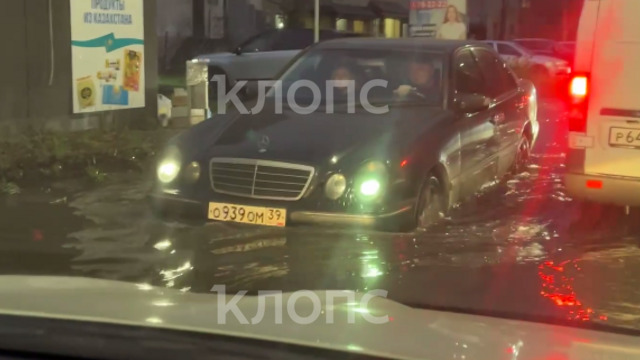 «Реально по пояс, мама дорогая!»: рабочие пробили трубу на Портовой, две ближайшие улицы затопило водой (видео) 