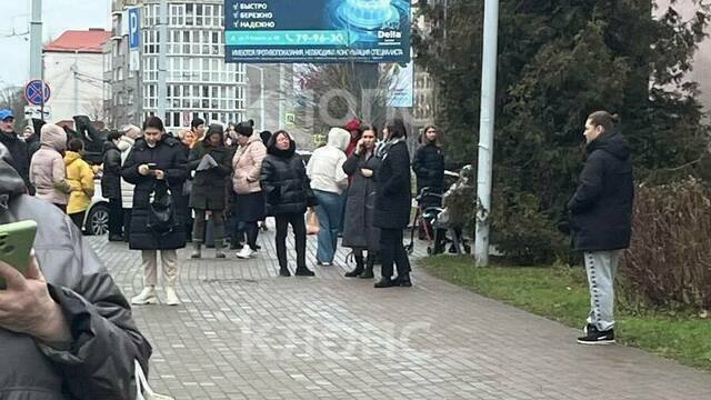 В Калининграде из здания социального фонда на 9 Апреля эвакуировали сотрудников и посетителей (фото, видео)  