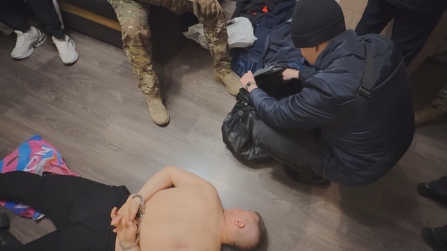 В Калининграде задержана банда, которая воровала деньги у бойцов СВО (видео)