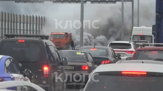 «Повалил сильный дым»: в Калининграде на Советском проспекте КамАЗ столкнулся с внедорожником Lexus (видео)  