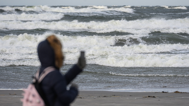 Стихия завораживает: Балтийск во власти шторма (фото)