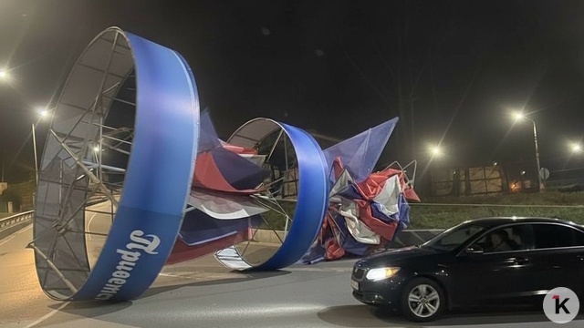 В Пионерском из-за ветра рухнула стела и перегородила проезд в сторону Светлогорска (фото)