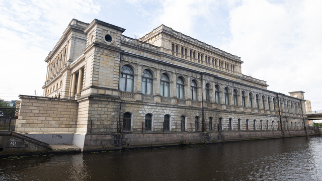 В Калининграде около музея изобразительных искусств из Преголи достали тело мужчины  