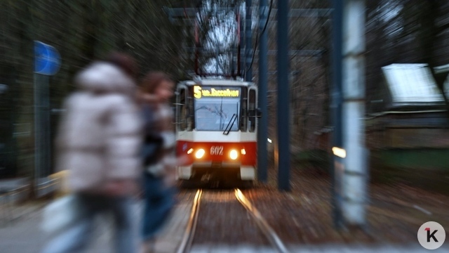 Пока пустой, медленный и с курящей бригадой: в Калининграде вернулся на прежний маршрут трамвай №5 (фоторепортаж)