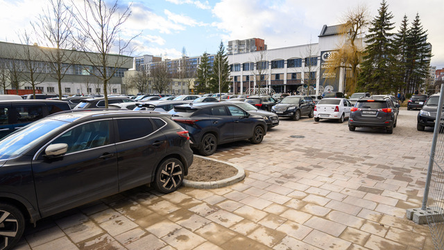 Платную парковку у «Юности» официально запустят не раньше марта