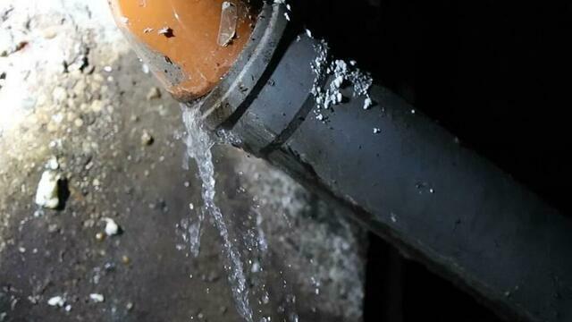 Затопленный подвал дома на Калязинской в Калининграде требуют осушить за две недели (фото)  