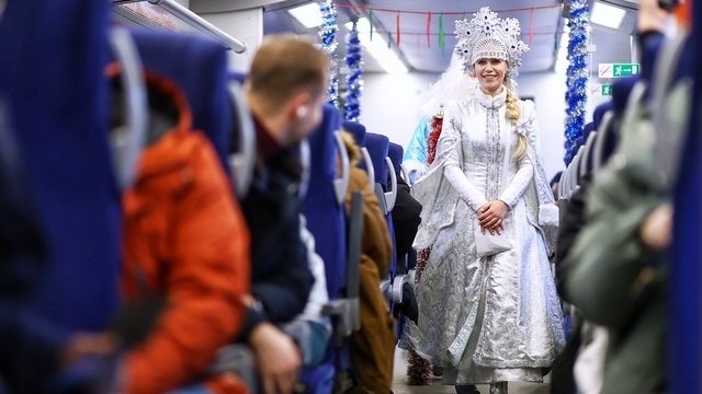 В Калининградской области запустили украшенный «Новогодний экспресс» с Дедом Морозом и Снегурочкой