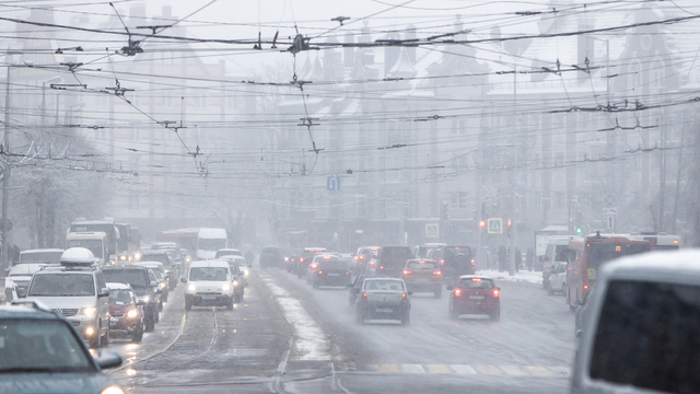 «Без мата не опишешь»: калининградцы встали в 10-балльных пробках из-за бушующей непогоды 
