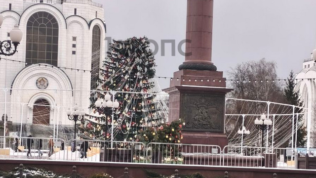 Новая ёлка на площади Победы не выдержала предпраздничного шторма и лишилась верхушки (видео) 