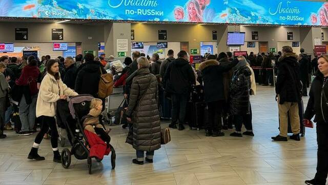 Сутки в дороге: калининградцы не могут долететь домой из-за погоды