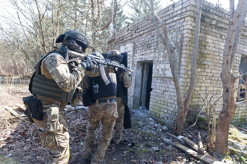 Шесть террористов с автоматами: фоторепортаж с учений калининградского СОБР Росгвардии  - Новости Калининграда | Фото: Александр Подгорчук / «Клопс»
