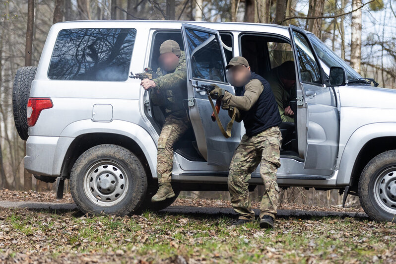 Шесть террористов с автоматами: фоторепортаж с учений калининградского СОБР Росгвардии  - Новости Калининграда | Фото: Александр Подгорчук / «Клопс»