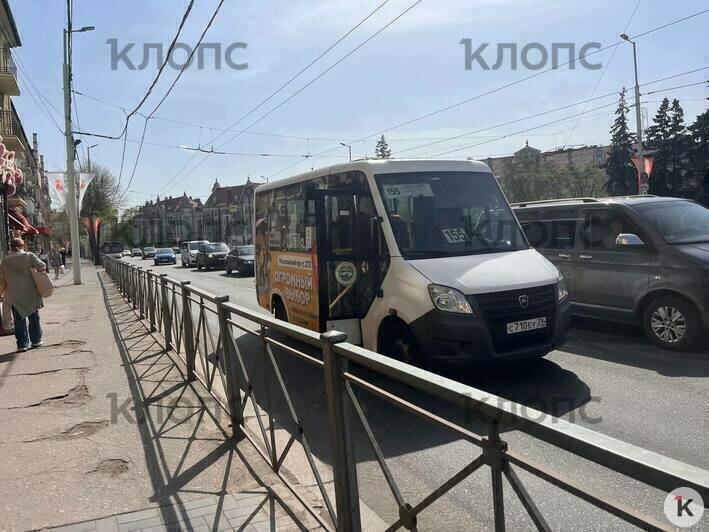 «Апрель на дворе — не положено»: в калининградских автобусах отказываются включать кондиционеры, несмотря на жару (фото) - Новости Калининграда | Фото: «Клопс»