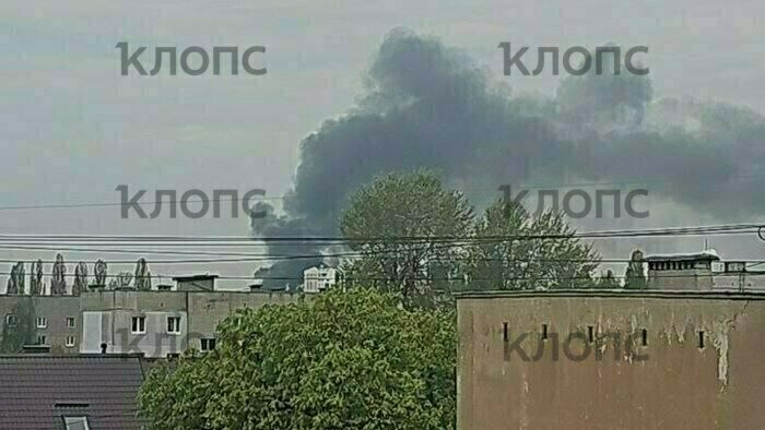 «Хозяйка плачет на улице, крыша полыхает»: на окраине Калининграда горит двухэтажный особняк (видео)   - Новости Калининграда | Фото: очевидец 