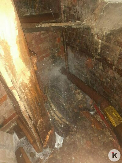 В Калининграде жильцы трёхэтажки ходят за водой к колонке из-за прорыва трубы в подвале (фото)    - Новости Калининграда | Фото: жильцы