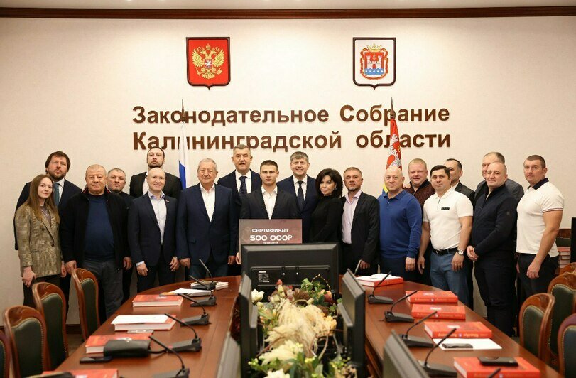 Калининградские депутаты поздравили победителя молодёжного первенства Европы по вольной борьбе Арсена Балаяна   - Новости Калининграда | Фото: пресс-служба Законодательного Собрания