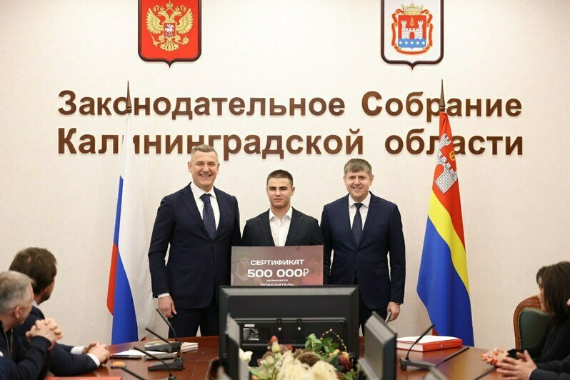 Калининградские депутаты поздравили победителя молодёжного первенства Европы по вольной борьбе Арсена Балаяна   - Новости Калининграда | Фото: пресс-служба Законодательного Собрания