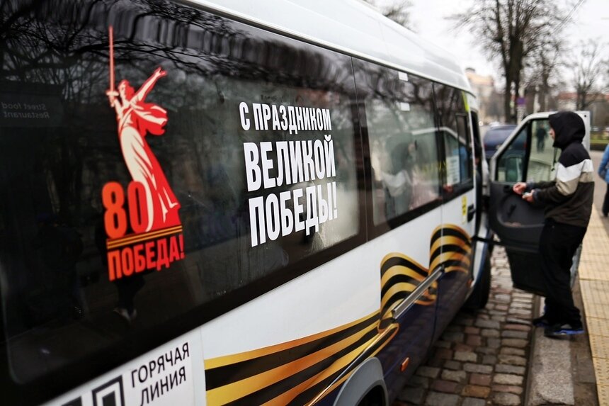 В Калининграде установят 80 новых скамеек с логотипом к Дню Победы | Фото: Александр Подгорчук