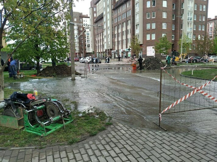 Прокладывали кабель — повредили водопровод: «Водоканал» сообщил о причинах аварии на Артиллерийской  (видео) - Новости Калининграда | Фото: областной «Водоканал»