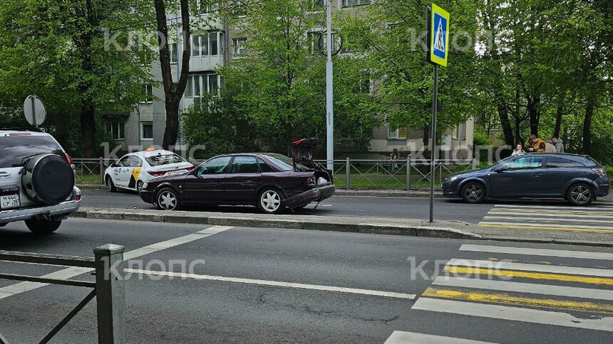 На пересечении Невского и Толстого столкнулись легковушка и такси, рядом образовалась пробка (фото)  - Новости Калининграда | Фото: очевидец 