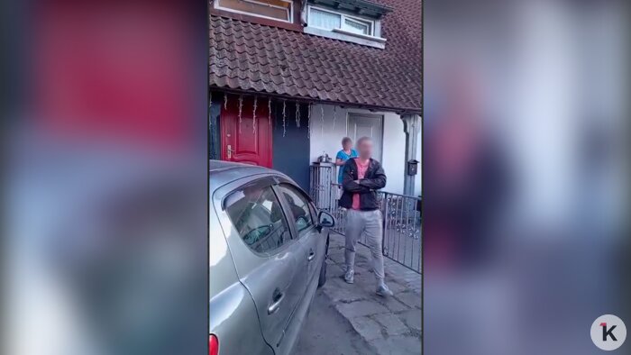 Хозяин триммера пришёл к соседям и начал ссору | Фото: скриншот видео