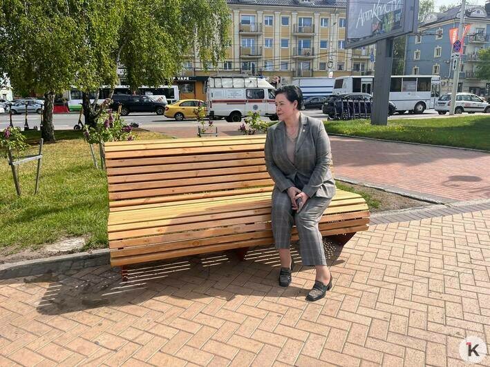 Не для того, чтобы там спать: в центре Калининграда установили новые скамейки-диваны, которые сделали заключённые (фото) - Новости Калининграда | Фото: «Клопс»