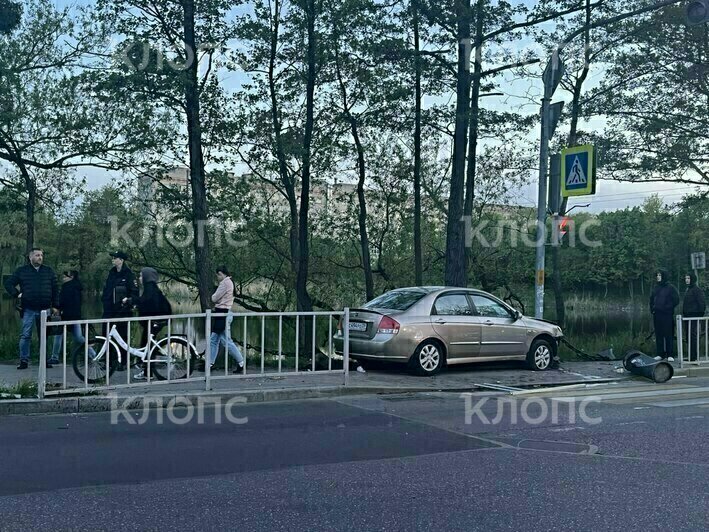 На перекрёстке Батальной и Судостроительной на тротуаре сбили женщину с маленьким ребёнком (фото) - Новости Калининграда | Фото: очевидец