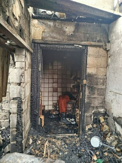 Дедушка на развалинах собственного дома, после того, как спасатели потушили пожар | Фото: Анастасия Алейникова