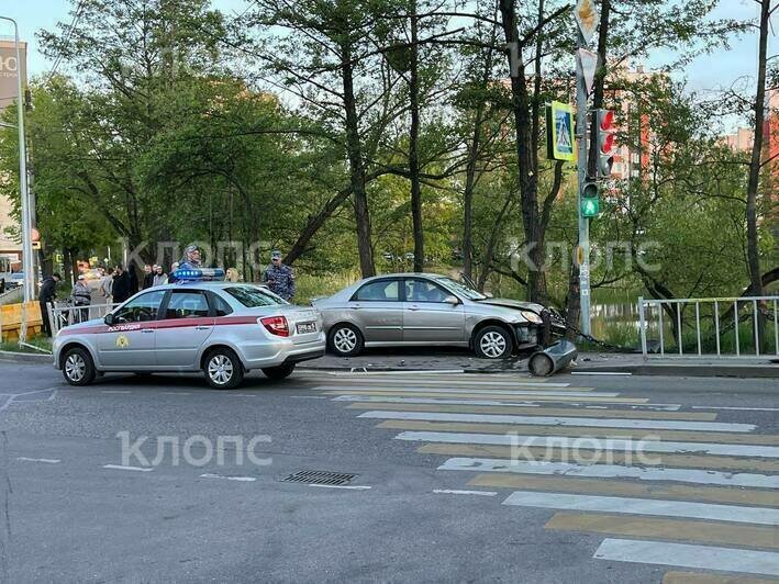 На перекрёстке Батальной и Судостроительной на тротуаре сбили женщину с маленьким ребёнком (фото) - Новости Калининграда | Фото: очевидец