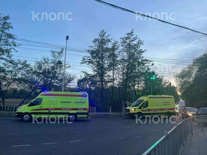 На перекрёстке Батальной и Судостроительной на тротуаре сбили женщину с маленьким ребёнком (фото) - Новости Калининграда | Фото: очевидец