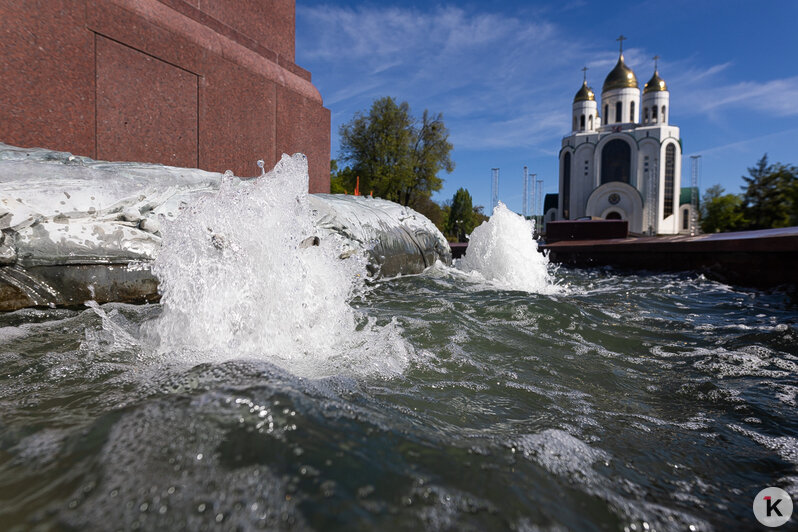 Брызги воды на ярком солнце: в Калининграде включили фонтаны (фоторепортаж)  - Новости Калининграда | Фото: Александр Подгорчук / «Клопс»