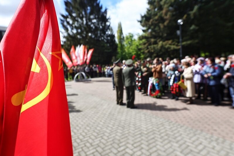 Десятки детей с гвоздиками: в Калининграде прошёл митинг в честь 80-летия Победы, организованный Советом ветеранов (фоторепортаж) - Новости Калининграда | Фото: Александр Подгорчук / «Клопс»