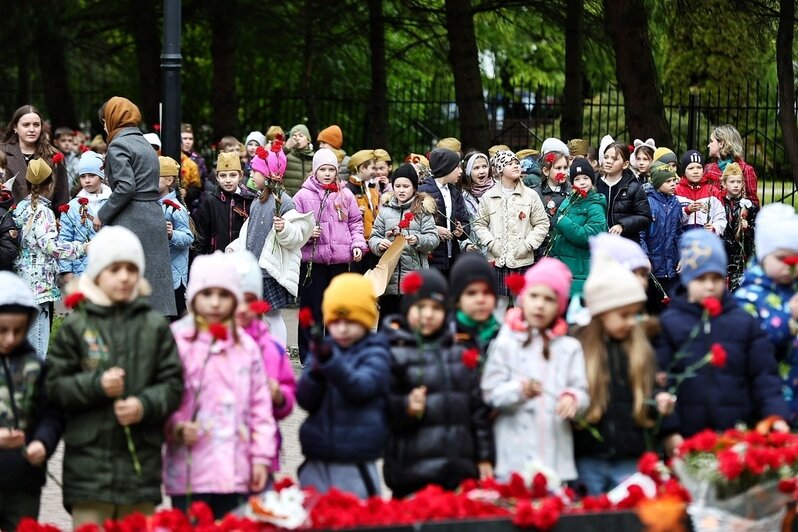 Десятки детей с гвоздиками: в Калининграде прошёл митинг в честь 80-летия Победы, организованный Советом ветеранов (фоторепортаж) - Новости Калининграда | Фото: Александр Подгорчук / «Клопс»