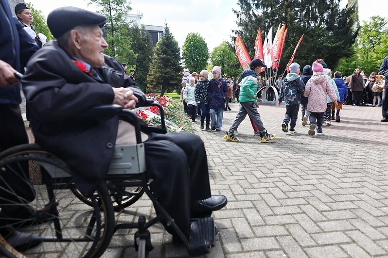 Десятки детей с гвоздиками: в Калининграде прошёл митинг в честь 80-летия Победы, организованный Советом ветеранов (фоторепортаж) - Новости Калининграда | Фото: Александр Подгорчук / «Клопс»