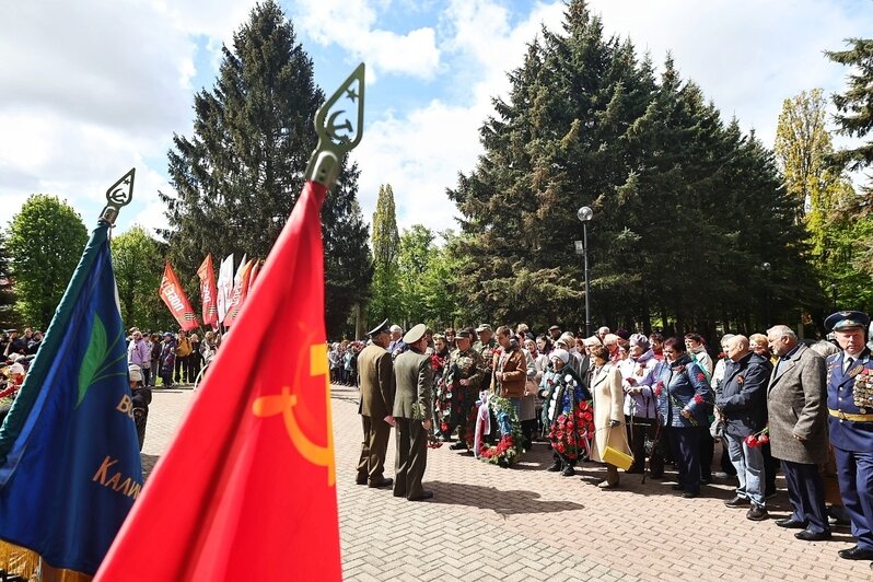Десятки детей с гвоздиками: в Калининграде прошёл митинг в честь 80-летия Победы, организованный Советом ветеранов (фоторепортаж) - Новости Калининграда | Фото: Александр Подгорчук / «Клопс»