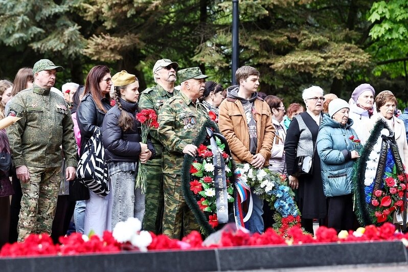Десятки детей с гвоздиками: в Калининграде прошёл митинг в честь 80-летия Победы, организованный Советом ветеранов (фоторепортаж) - Новости Калининграда | Фото: Александр Подгорчук / «Клопс»