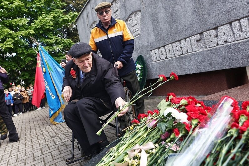 Десятки детей с гвоздиками: в Калининграде прошёл митинг в честь 80-летия Победы, организованный Советом ветеранов (фоторепортаж) - Новости Калининграда | Фото: Александр Подгорчук / «Клопс»