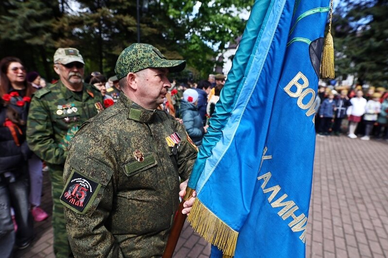 Десятки детей с гвоздиками: в Калининграде прошёл митинг в честь 80-летия Победы, организованный Советом ветеранов (фоторепортаж) - Новости Калининграда | Фото: Александр Подгорчук / «Клопс»